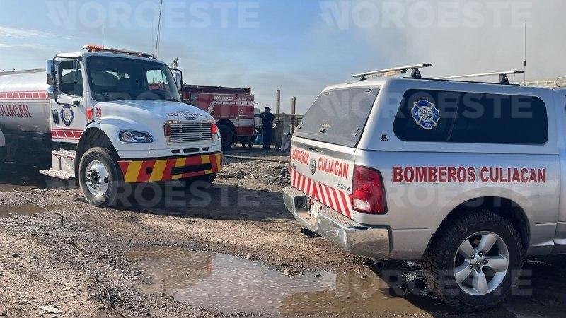 $!Incendio del relleno sanitario del Piggy Back genera extensa columna de humo, al sur de Culiacán