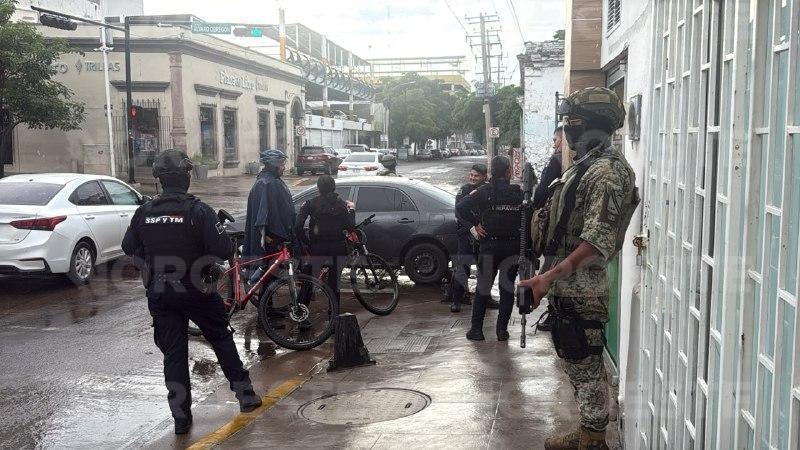$!Huye sujeto y abandona automóvil con arma en el Centro de Culiacán