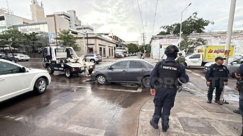 $!Huye sujeto y abandona automóvil con arma en el Centro de Culiacán