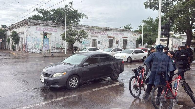 $!Huye sujeto y abandona automóvil con arma en el Centro de Culiacán