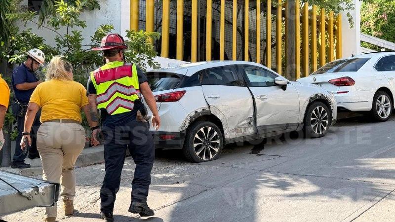 $!Vuelca camión de volteo y afecta a cuatro vehículos en el Centro de Mazatlán