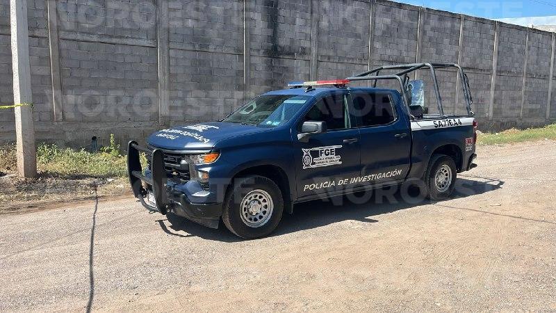 $!Hallan a hombre asesinado y esposado en un lote baldío al sur de Culiacán