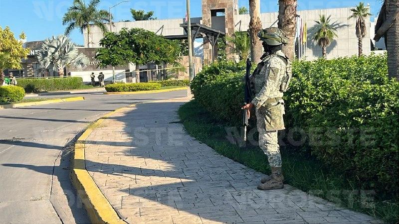$!Militares aseguran camioneta abandonada en privada de Culiacán