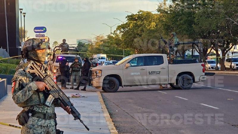 $!Hallan cuerpo con mensaje frente a plaza comercial en el Tres Ríos, Culiacán