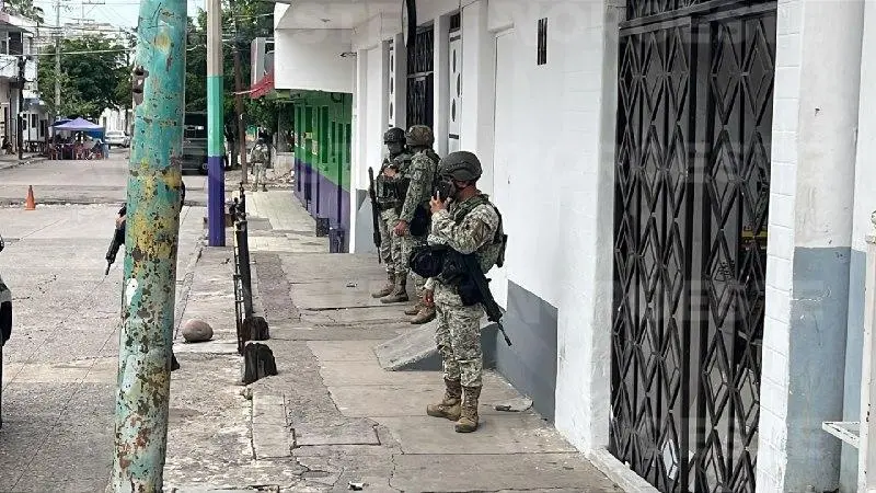 $!Operativo federal cerca hotel en el Centro de Culiacán; esperan orden de cateo