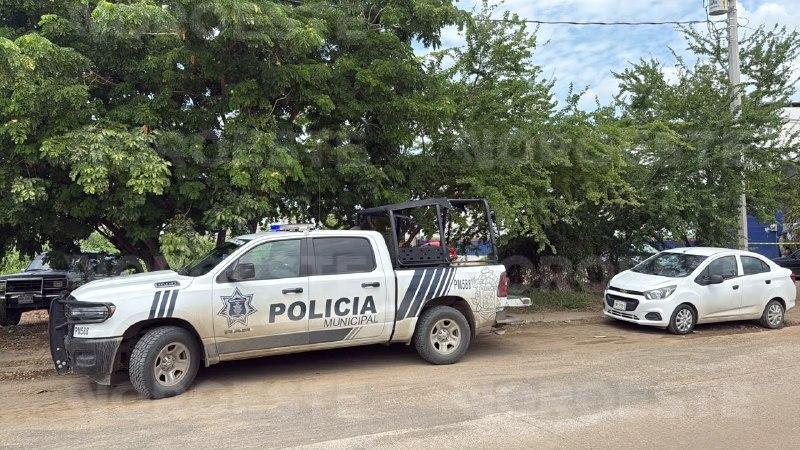 $!Balean portón de una casa en la colonia Valle del Ejido, en Mazatlán