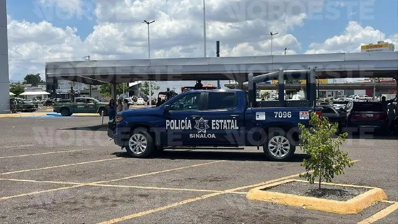 $!Intento de privación de la libertad desata balacera en plaza de Culiacán; hay 3 heridos y autos baleados