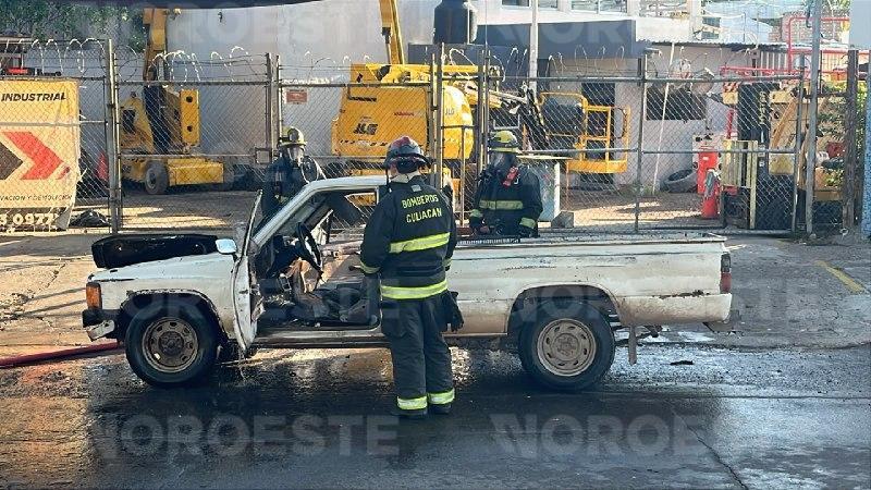 $!Camioneta se incendia en pleno bulevar Leyva Solano y provoca caos vial en Culiacán