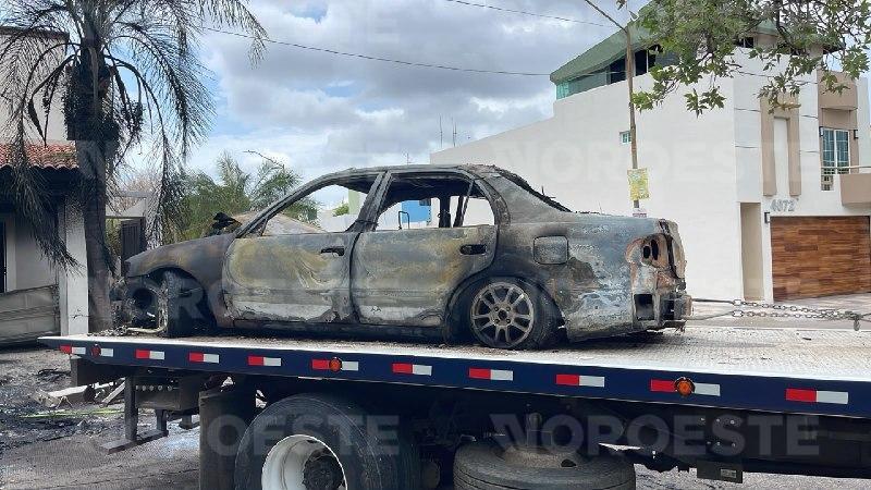 $!Balean e incendian vivienda en el fraccionamiento Camino Real de Culiacán