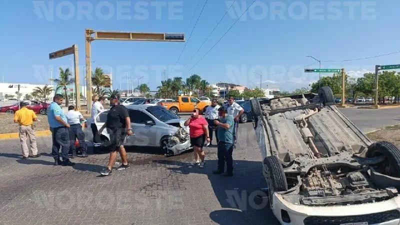 Vuelca automóvil tras fuerte choque en glorieta de la Marina Mazatlán