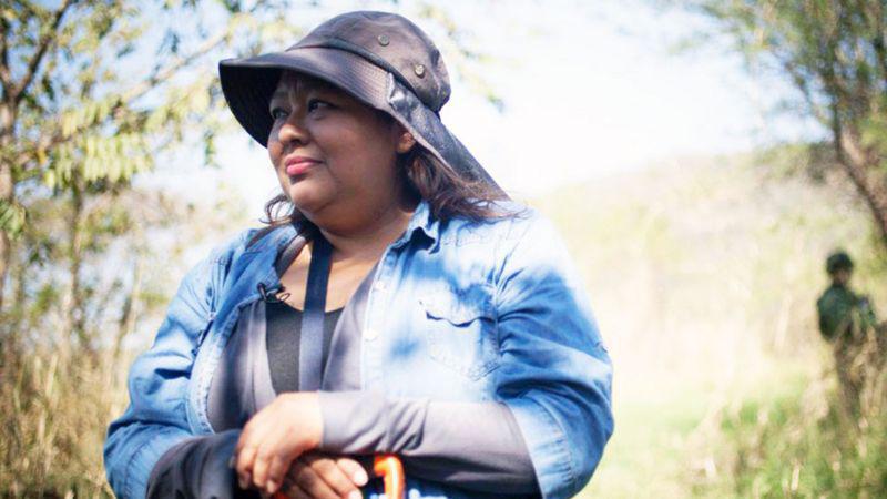 $!Graciela Pérez Rodríguez durante una búsqueda en campo. Cinco de sus familiares desaparecieron en 2012 en Tamaulipas; una es su hija, que entonces tenía 13 años.