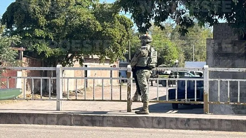 $!Hallan a hombre asesinado, esposado y con mensaje en la Colonia Emiliano Zapata, en Culiacán