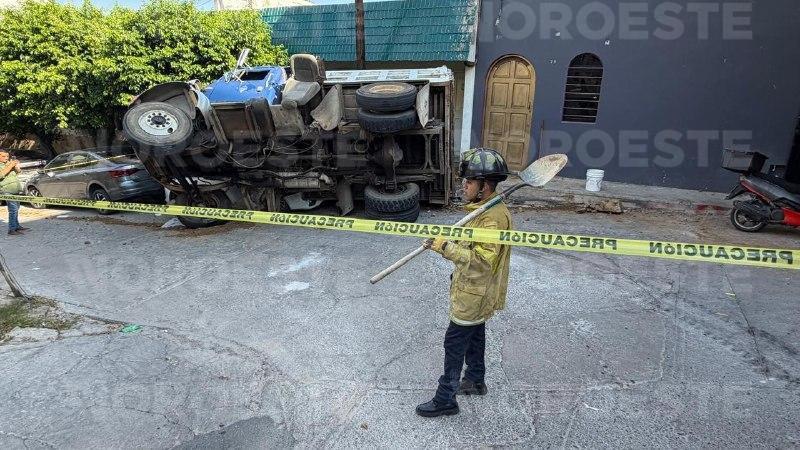 $!Vuelca camión de volteo y afecta a cuatro vehículos en el Centro de Mazatlán