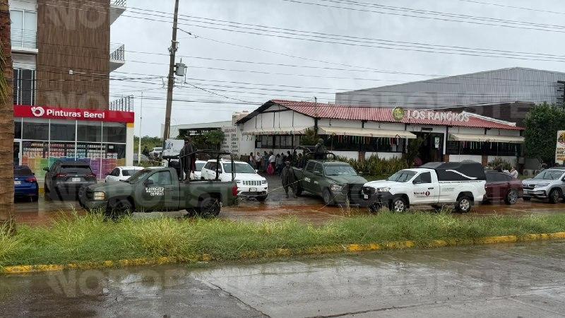 $!Ataque armado en restaurante de Mazatlán deja un muerto y un herido grave