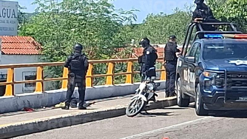 $!Ataque armado en el puente de Villa Unión, al sur de Mazatlán, deja un hombre muerto y una mujer herida