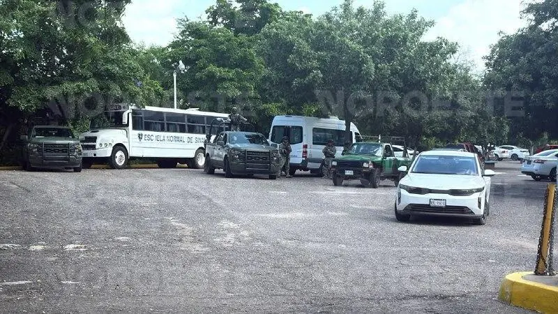 $!Amenazan a dos alumnas y evacúan a 800 personas de la Escuela Normal de Sinaloa en Culiacán
