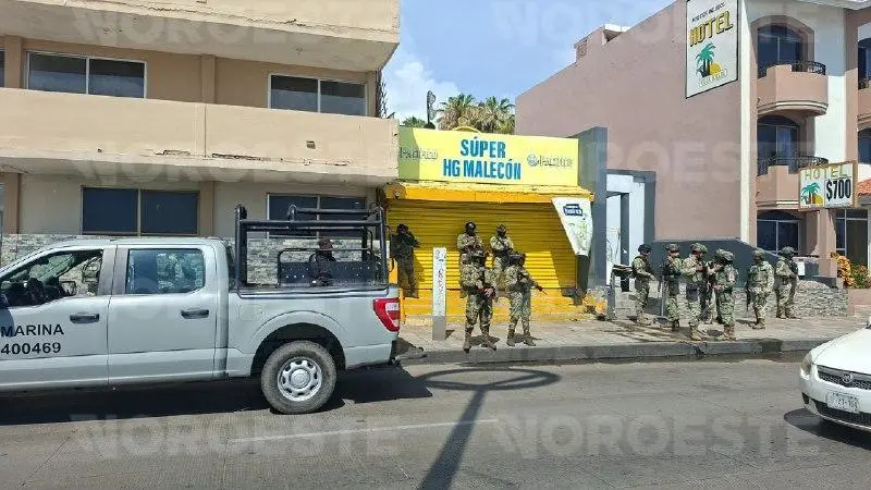 $!Atacan a balazos expendio de cerveza en plena avenida Del Mar, en Mazatlán