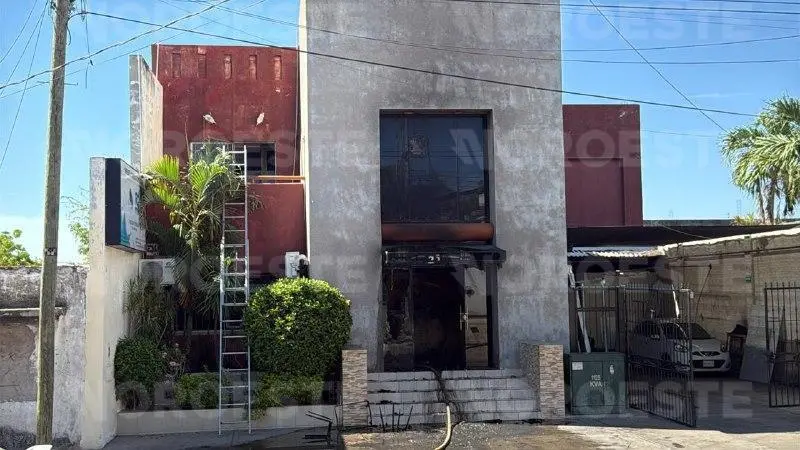 $!Encapuchados atacan e incendian una imprenta en el sector Los Pinos, en Culiacán