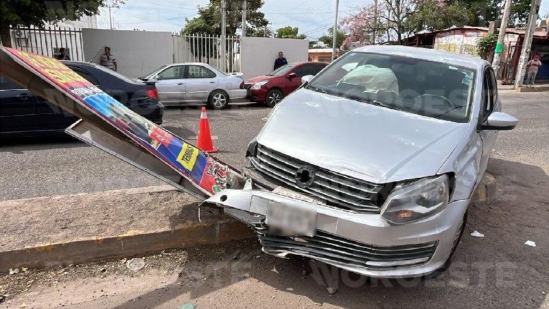 $!Aparatoso choque en Culiacán: tres vehículos siniestrados y luminaria derribada en la CNOP