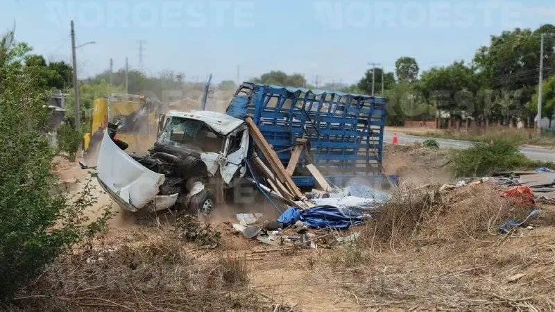$!Vuelca torton cargado con cristales en la México 15; dos personas resultan lesionadas en Rosario