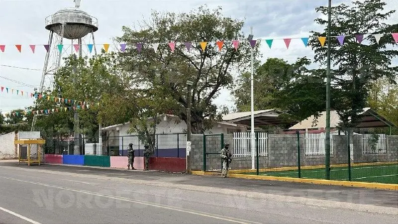 $!Abandonan dos cuerpos en campo deportivo de Tepuche; les colocaron sombreros encima