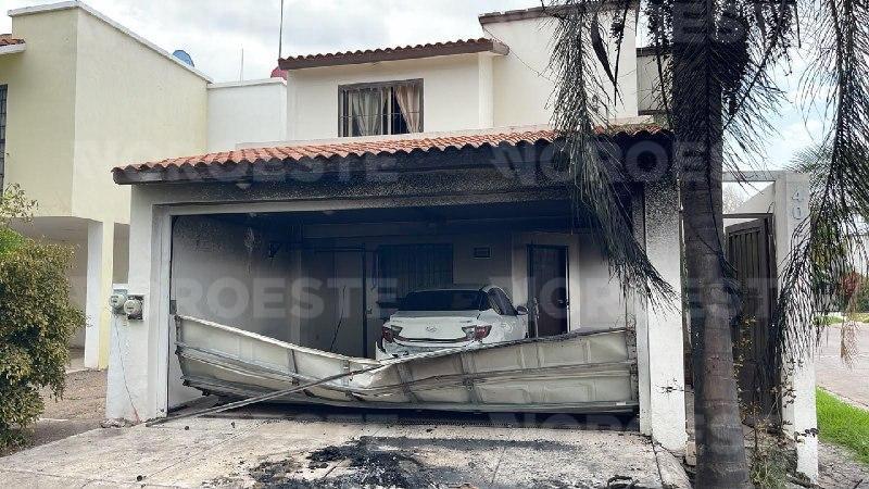 $!Balean e incendian vivienda en el fraccionamiento Camino Real de Culiacán