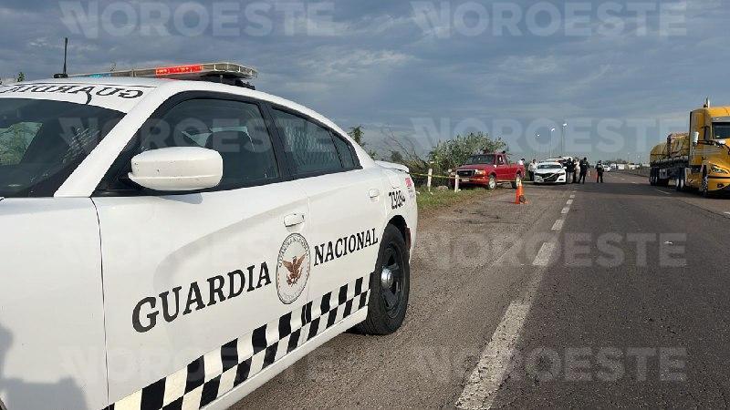 $!Hallan a hombre sin vida dentro de camioneta en la autopista Benito Juárez, Navolato