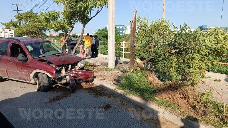 $!Camioneta vuelca tras chocar contra árbol y poste en la avenida Rafael Buelna, Mazatlán