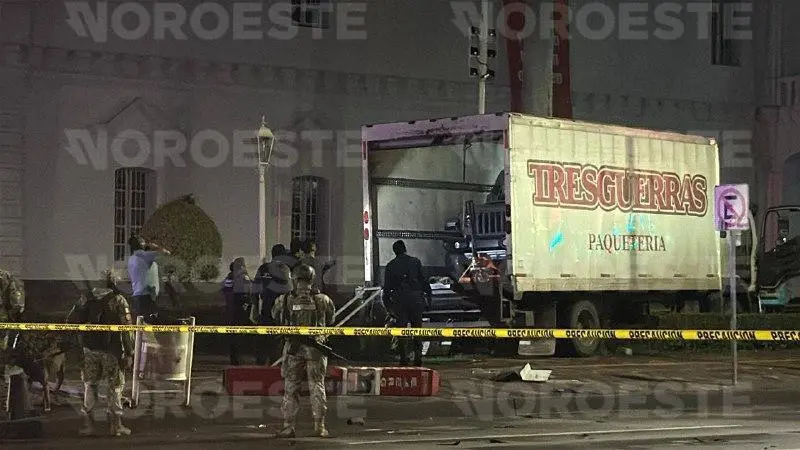 $!Hallan auto de lujo dentro de tráiler donde fue asesinado un hombre en Culiacán