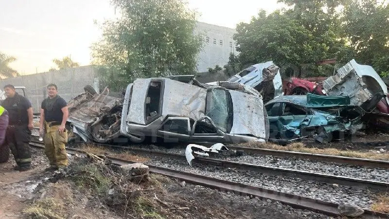 $!Tren embiste a tráiler de doble remolque en el sur de Culiacán