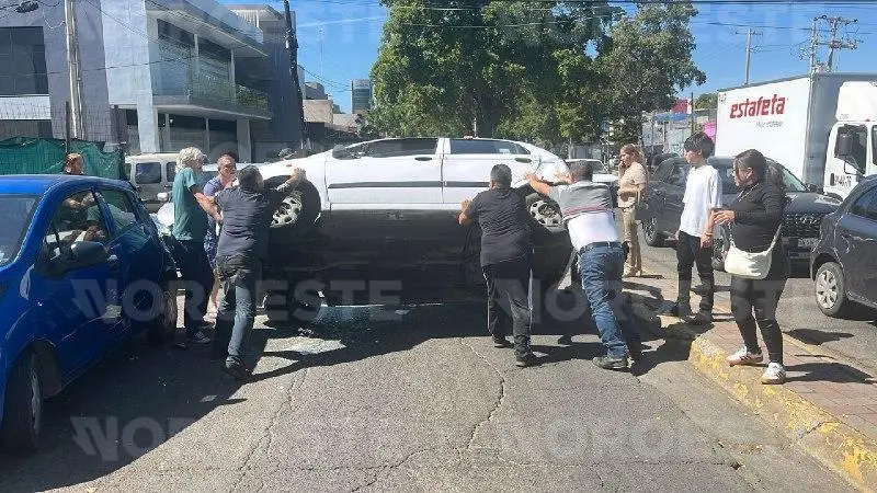 $!Mujer resulta herida tras choque y volcadura en el Centro de Culiacán; el responsable huyó