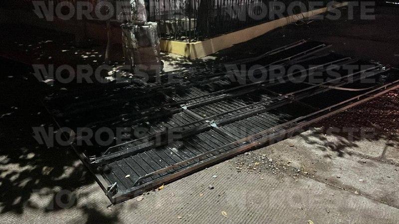 $!Incendian vehículos y balean vivienda en la colonia Emiliano Zapata, Culiacán