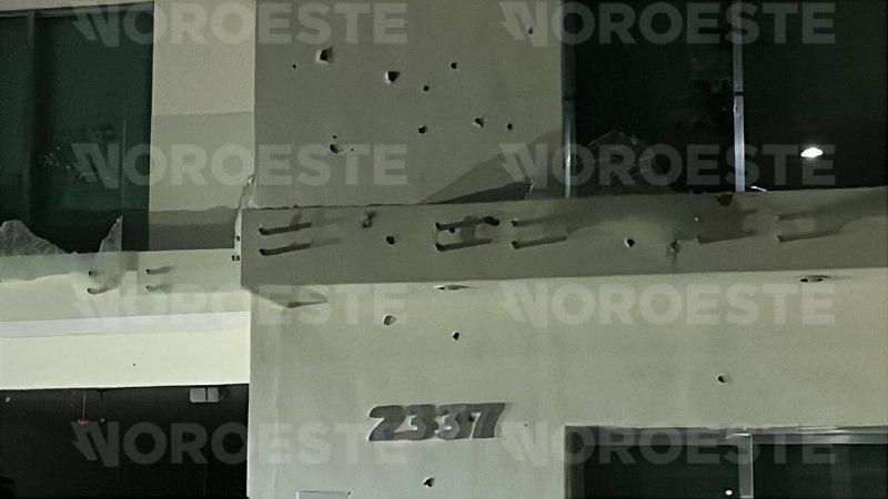 $!Incendian vehículos y balean vivienda en la colonia Emiliano Zapata, Culiacán