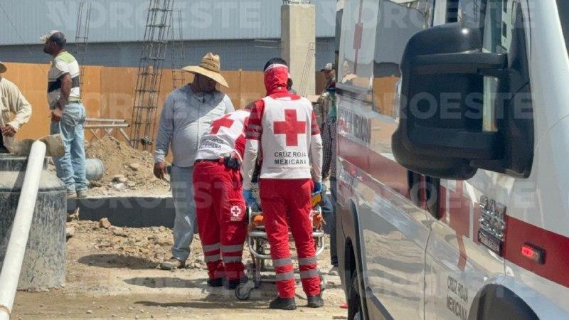 $!Dos trabajadores resultan heridos tras caída en obra en construcción del Centro Sinaloa en Culiacán