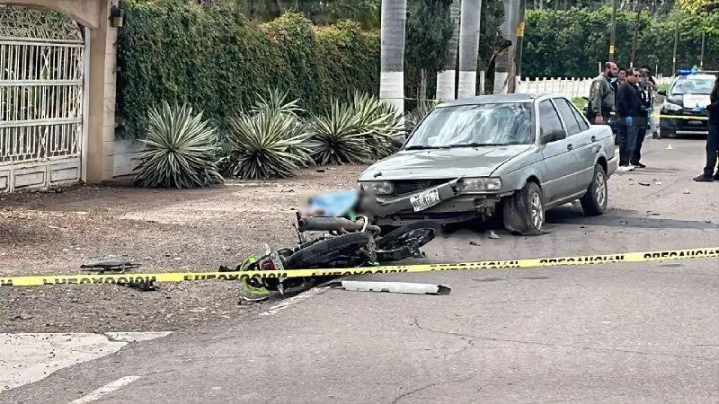 $!Muere joven motociclista tras chocar de frente contra un automóvil en Navolato