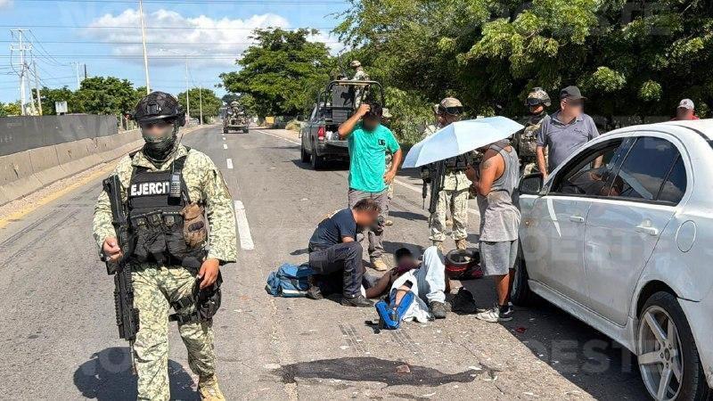 $!Motociclista queda lesionado tras impactarse contra un auto en la colonia Urías, en Mazatlán