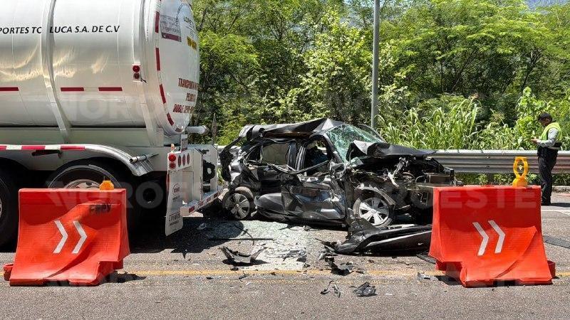 $!Cierran autopista Durango-Mazatlán por choque en El Carrizo; deja un muerto y cinco heridos