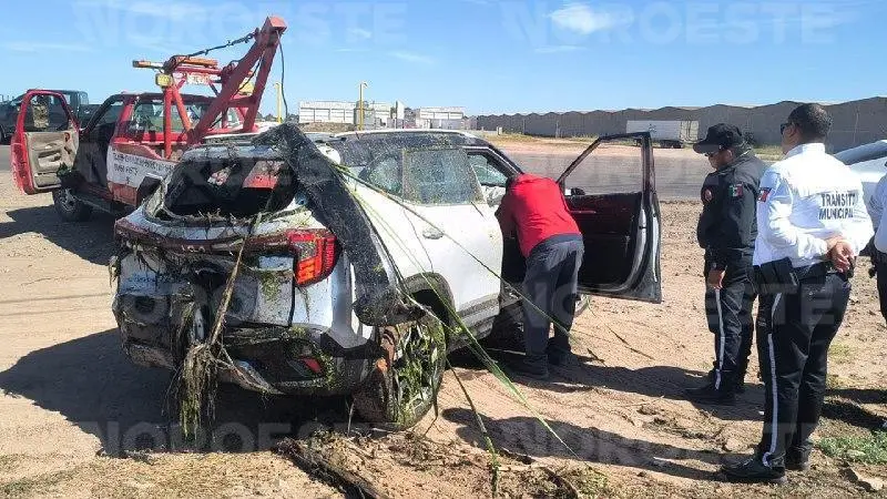 $!Dos mujeres resultan lesionadas tras volcar y caer al Dren Bayoneta en la Zona Industrial de Los Mochis