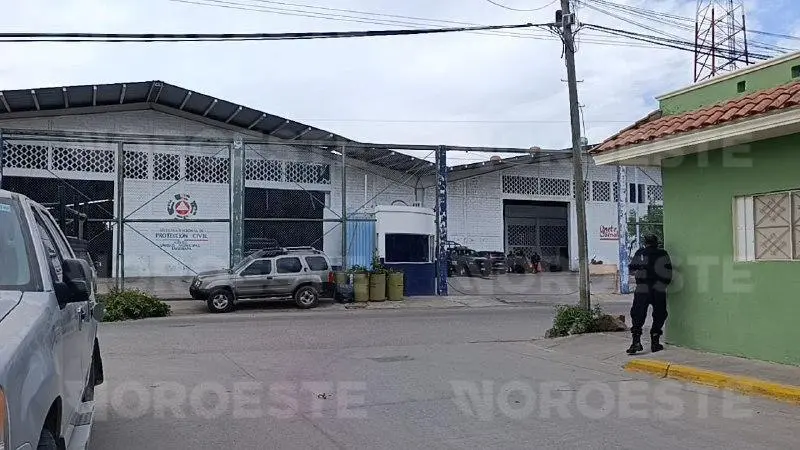 $!Atentado con explosivo en Seguridad Pública de Escuinapa deja dos heridos y pánico en la zona