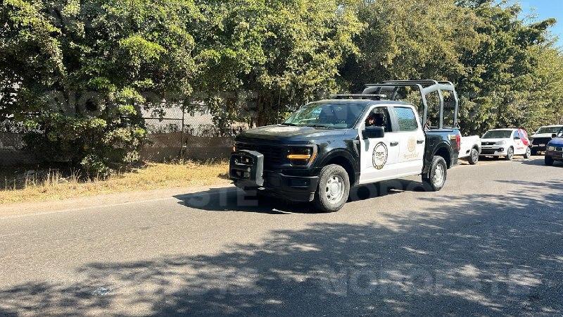 $!Abandonan dos cuerpos envueltos en plástico sobre la carretera La 20, al sur de Culiacán