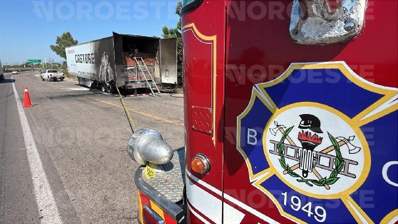 $!Se incendia tráiler cargado con leche evaporada en la carretera Culiacán-Eldorado
