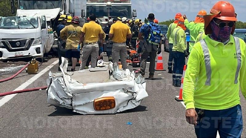 $!Mueren dos trabajadores de la Autopista Mazatlán-Culiacán tras choque de tráiler en Costa Rica