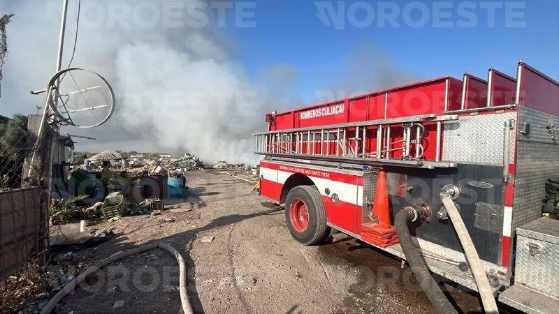 $!Incendio del relleno sanitario del Piggy Back genera extensa columna de humo, al sur de Culiacán