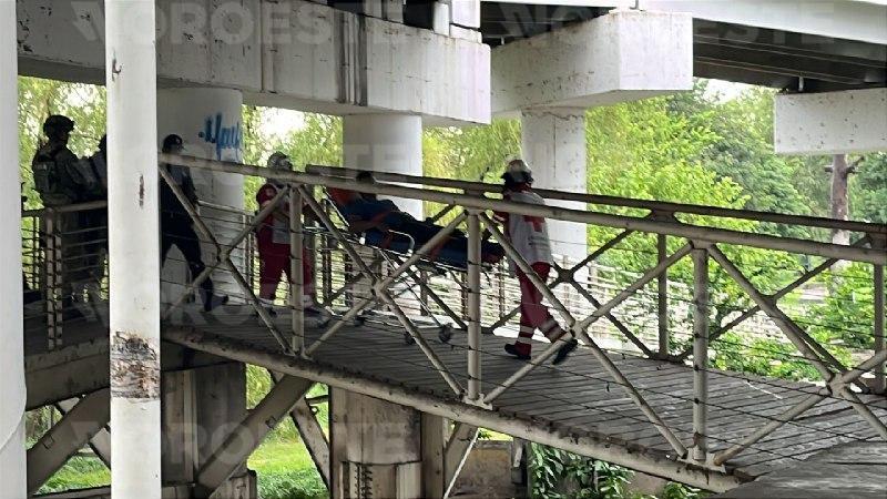 $!Joven es rescatado tras ser arrojado al río Tamazula; estaba atado de pies y manos
