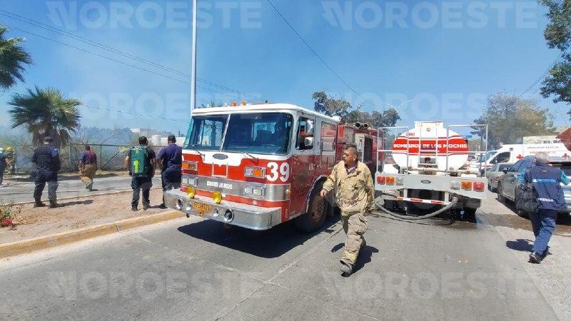 $!Incendio arrasa tres vehículos en Jardines de Fátima, Los Mochis, tras quema de maleza