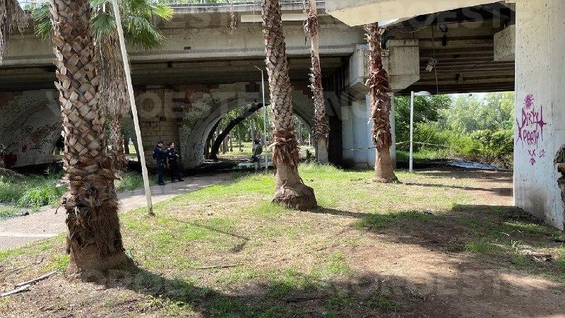 $!Localizan cuerpo en descomposición bajo el puente Miguel Hidalgo en Culiacán