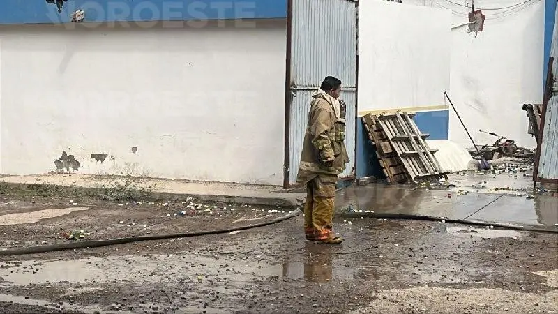 $!Incendian una embotelladora en la colonia 21 de Marzo, en Culiacán