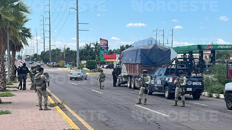 $!Ejército asegura camión tortón con reporte de robo en la salida norte de Culiacán; investigan posible carga ilícita