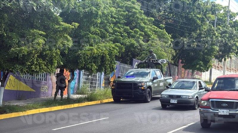 $!Amenazan a dos alumnas y evacúan a 800 personas de la Escuela Normal de Sinaloa en Culiacán