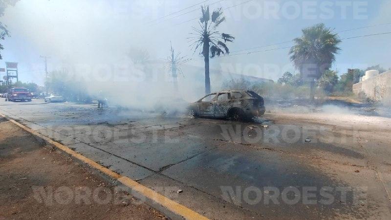 $!Incendio arrasa tres vehículos en Jardines de Fátima, Los Mochis, tras quema de maleza